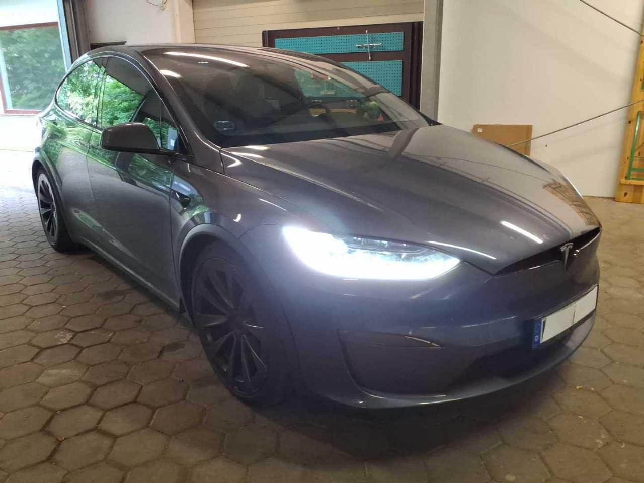 Tesla Model X 90D