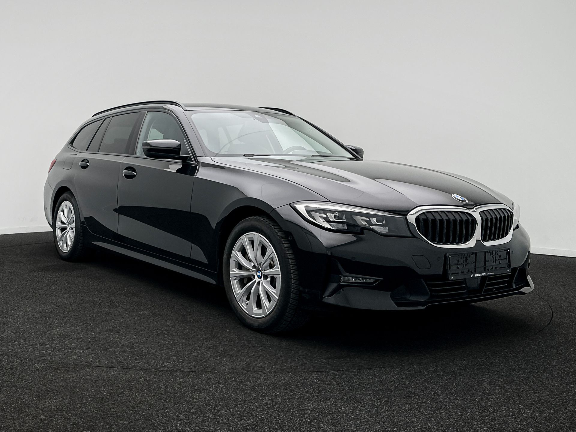 BMW 3 Series Touring 330e Business 2019