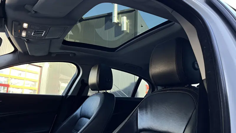 Jaguar XE 2018 foto 17