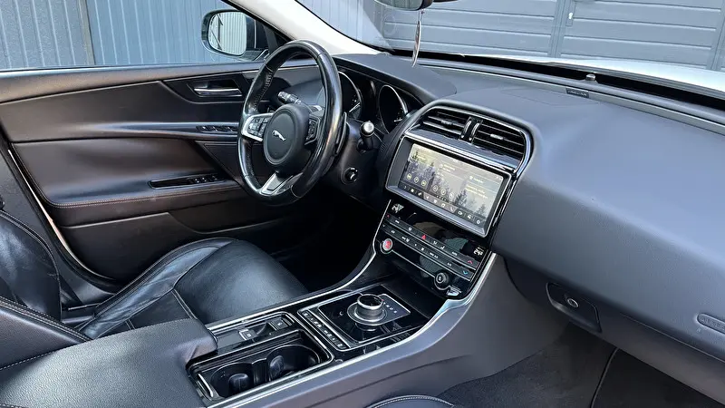 Jaguar XE 2018 foto 10