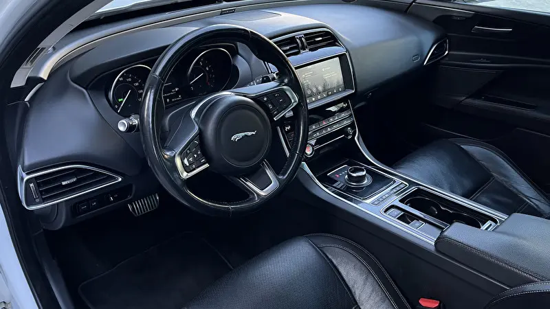 Jaguar XE 2018 foto 13