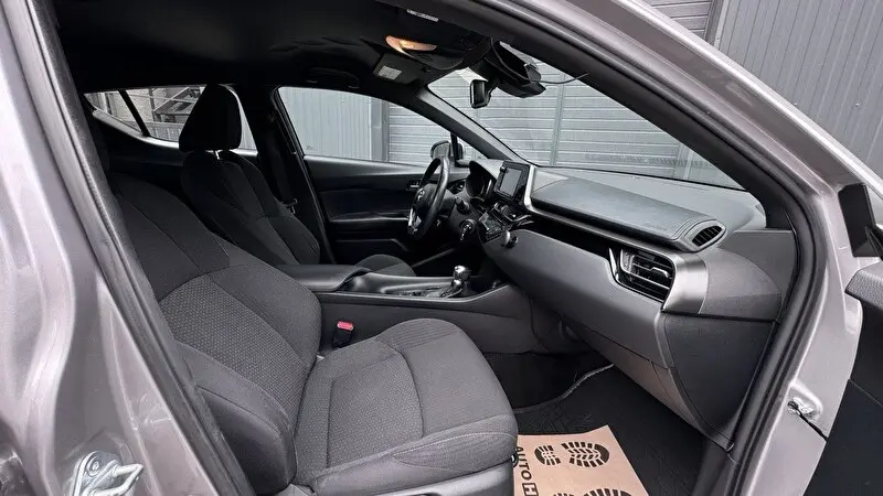 Toyota C-HR 2017 фото 12