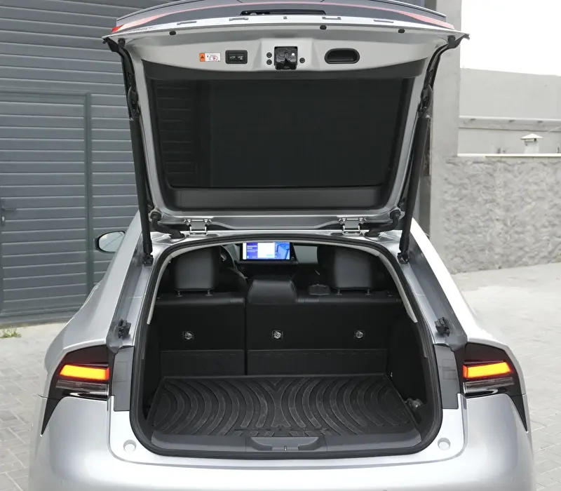 Toyota Prius 2024 фото 8