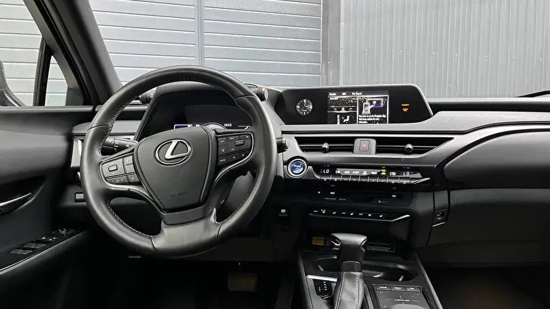 Lexus UX250h 2020 фото 10