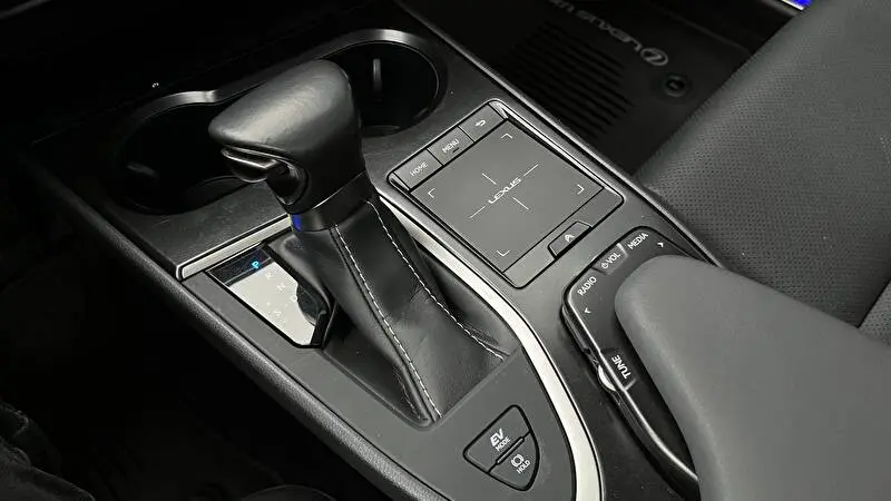 Lexus UX250h 2020 фото 13
