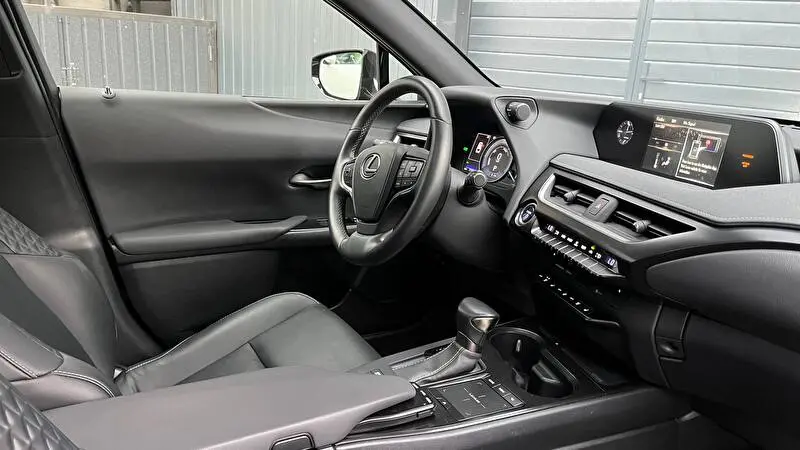 Lexus UX250h 2020 фото 9
