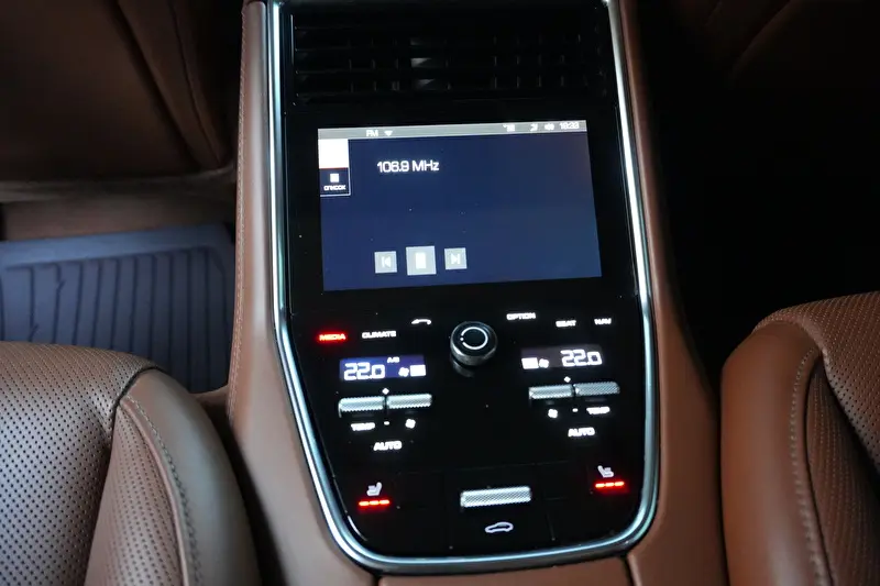 Porsche Panamera 2018 фото 13
