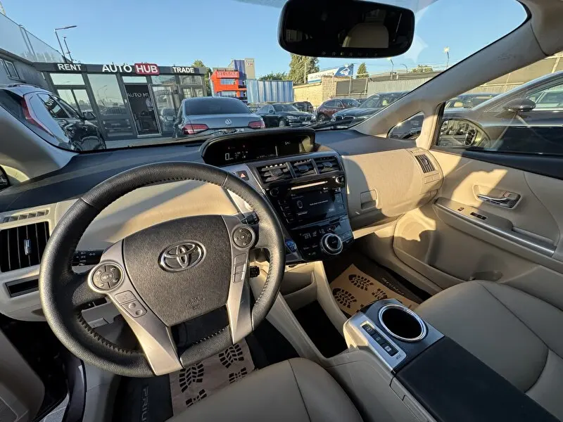 Toyota Prius v 2016 фото 5