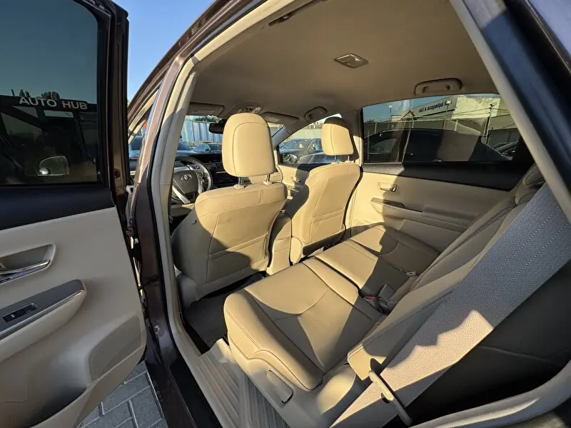Toyota Prius v 2016 фото 6