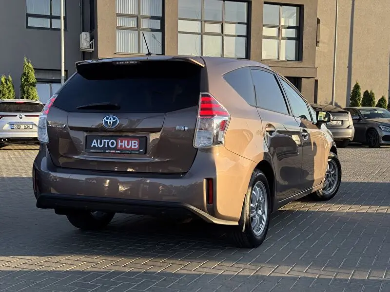 Toyota Prius v 2016 фото 2