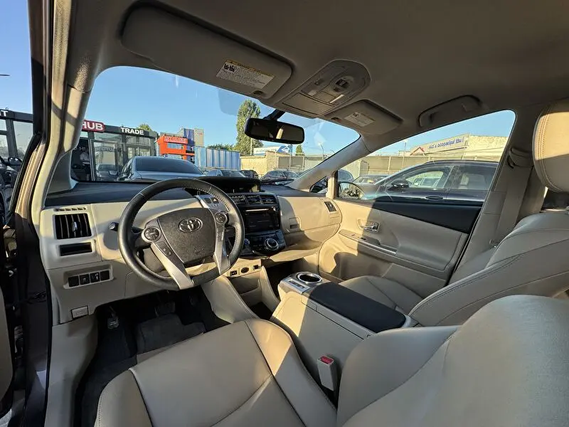 Toyota Prius v 2016 фото 4