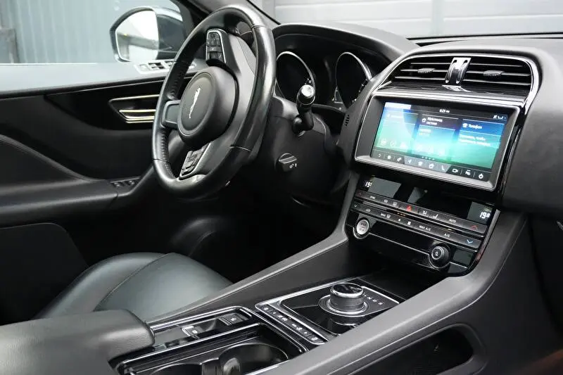 Jaguar F-Pace 2020 фото 8