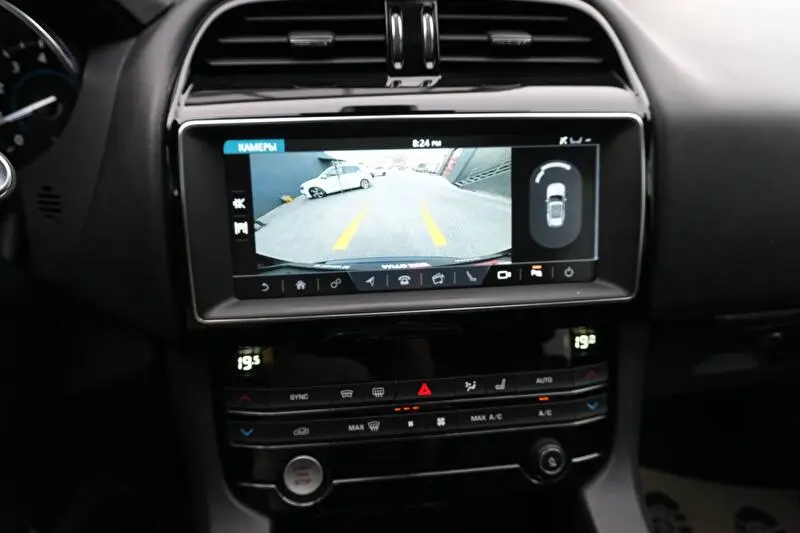 Jaguar F-Pace 2020 фото 12