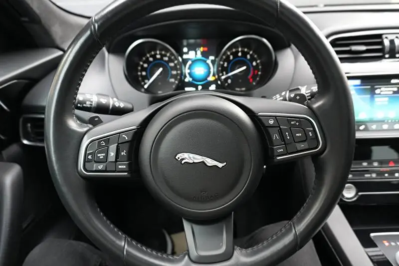 Jaguar F-Pace 2020 фото 11
