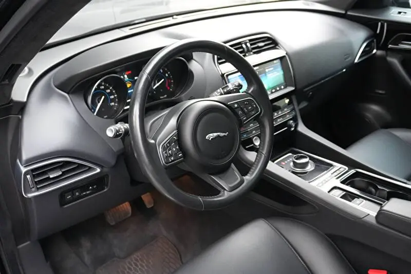 Jaguar F-Pace 2020 фото 10