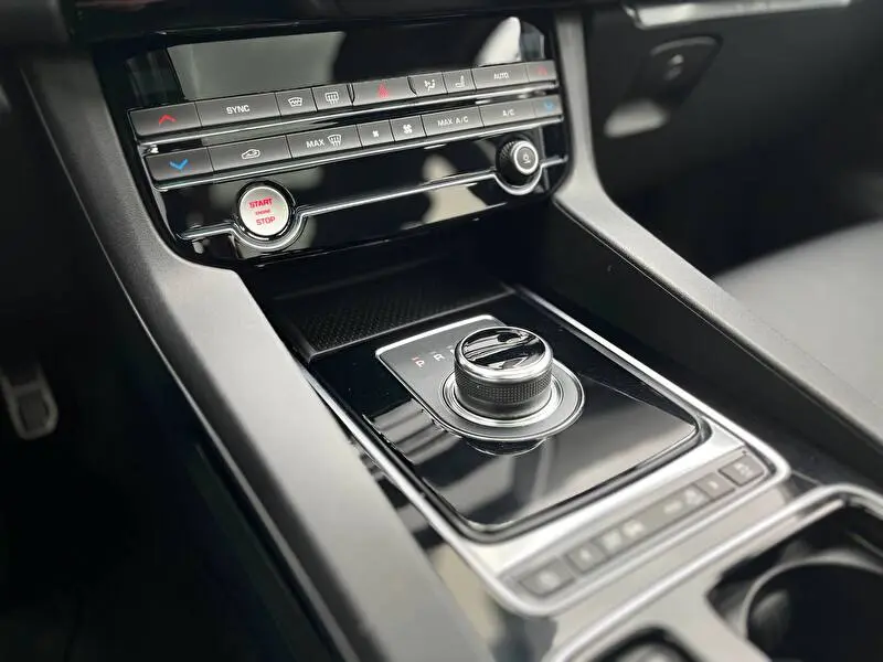 Jaguar F-Pace 2020 фото 14
