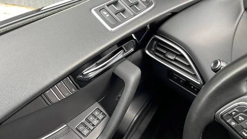 Jaguar F-Pace 2020 фото 10