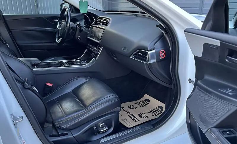 Jaguar XE 2018 фото 7