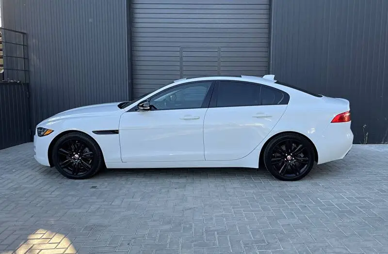 Jaguar XE 2018 фото 3