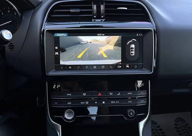 Jaguar XE 2018 фото 11