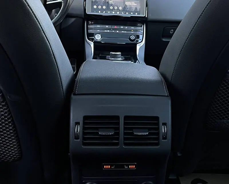 Jaguar XE 2018 фото 14