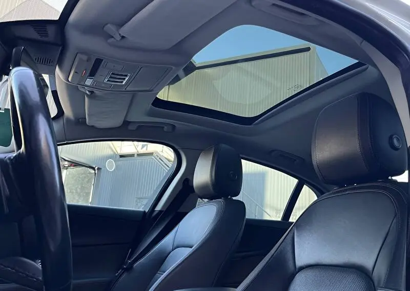 Jaguar XE 2018 фото 12