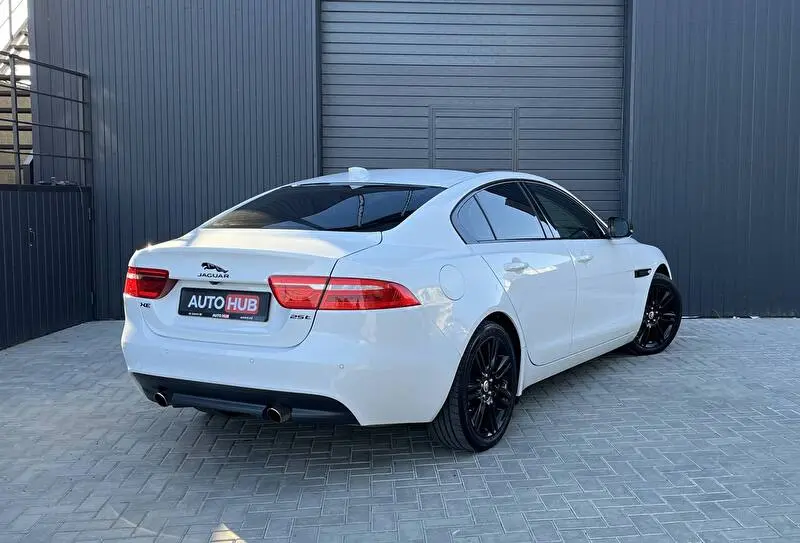 Jaguar XE 2018 фото 4