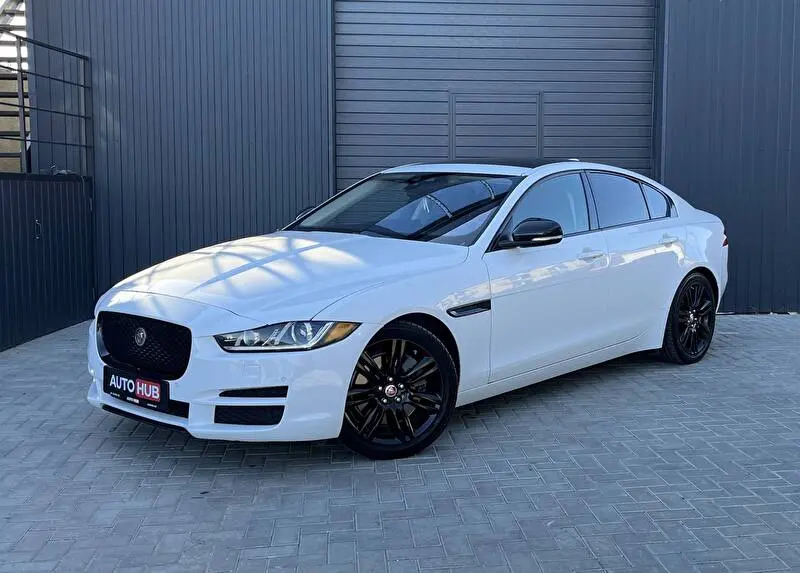 Jaguar XE 2018 фото 2
