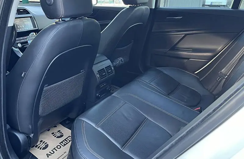 Jaguar XE 2018 фото 13