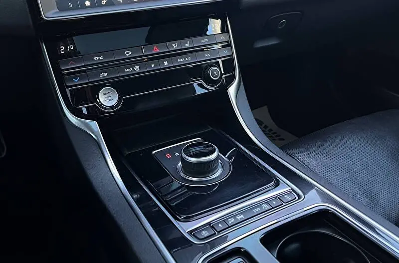 Jaguar XE 2018 фото 10
