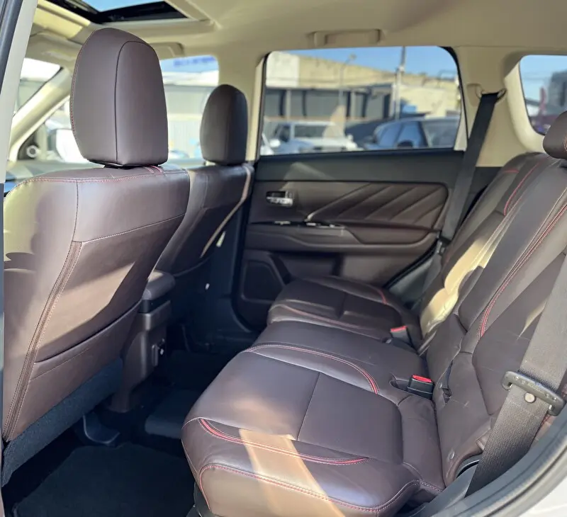 Mitsubishi Outlander 2017 фото 8