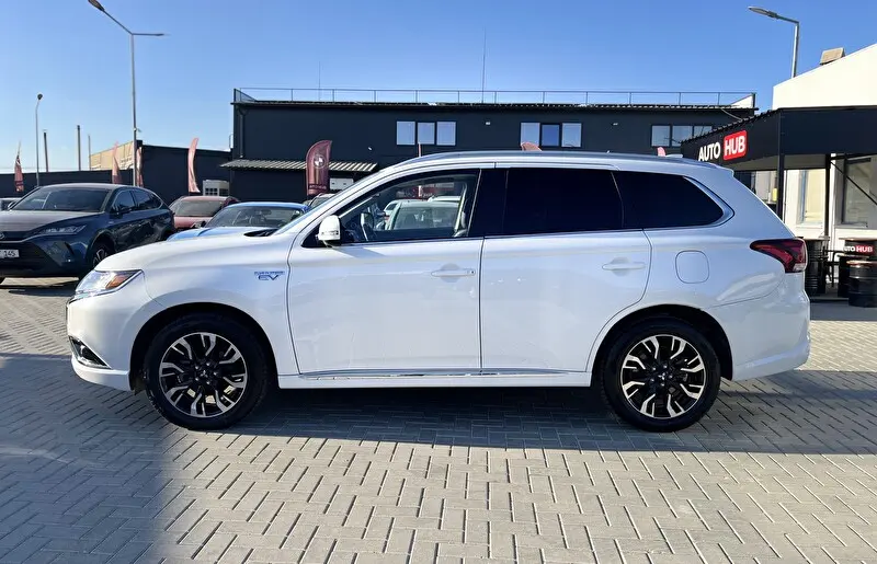 Mitsubishi Outlander 2017 фото 2