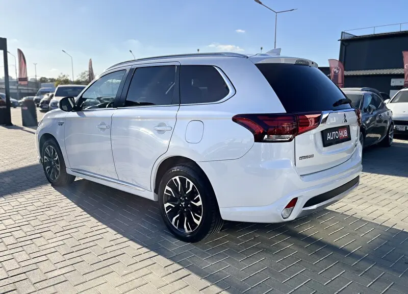 Mitsubishi Outlander 2017 фото 3