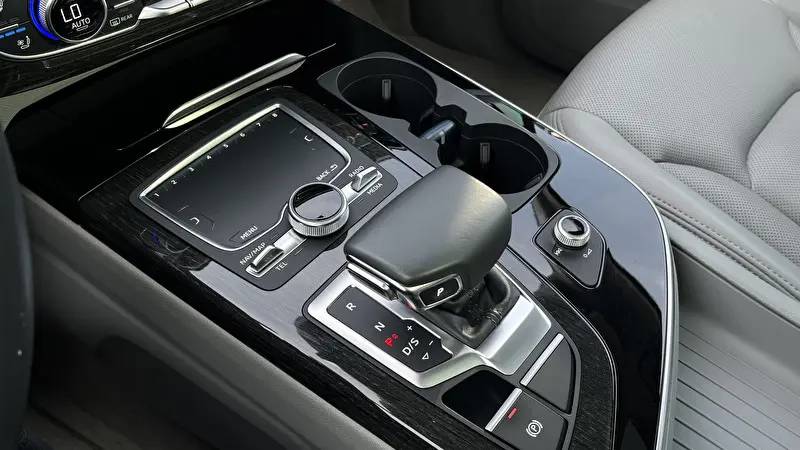 Audi Q7 2019 фото 9