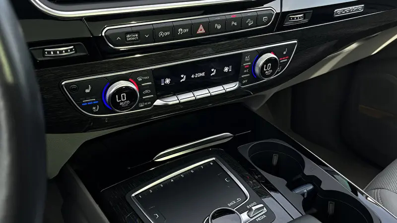 Audi Q7 2019 фото 16