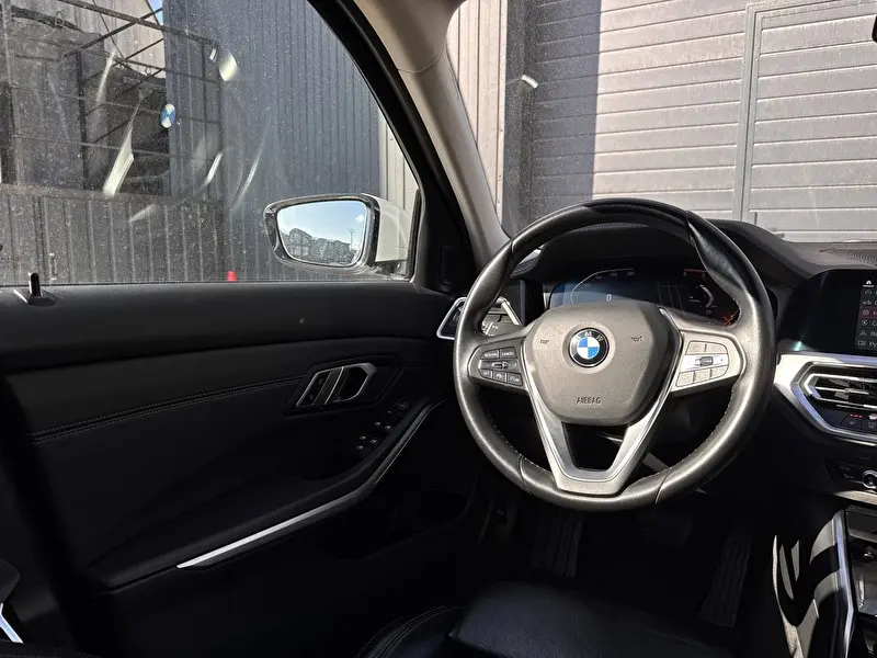 BMW 3-Series 2021 фото 12