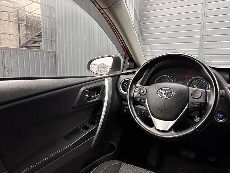 Toyota Auris 2014 фото 8