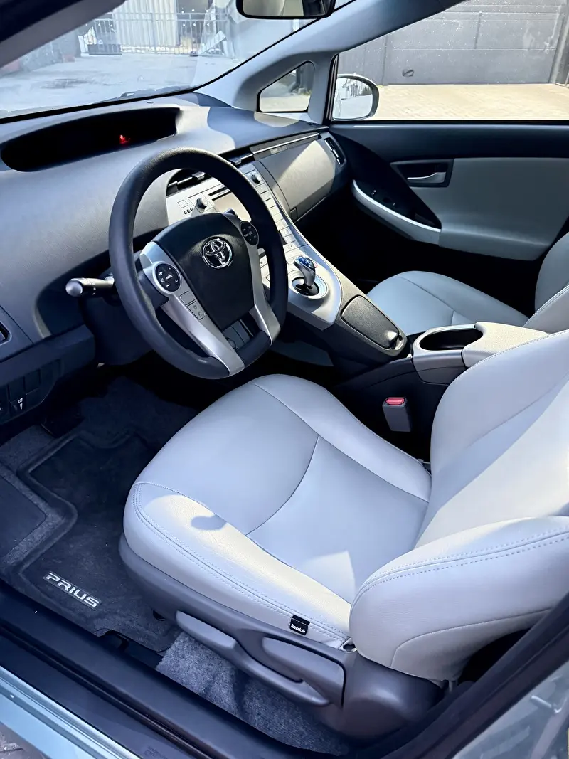 Toyota Prius 2015 фото 7