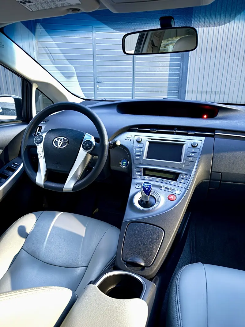 Toyota Prius 2015 фото 8