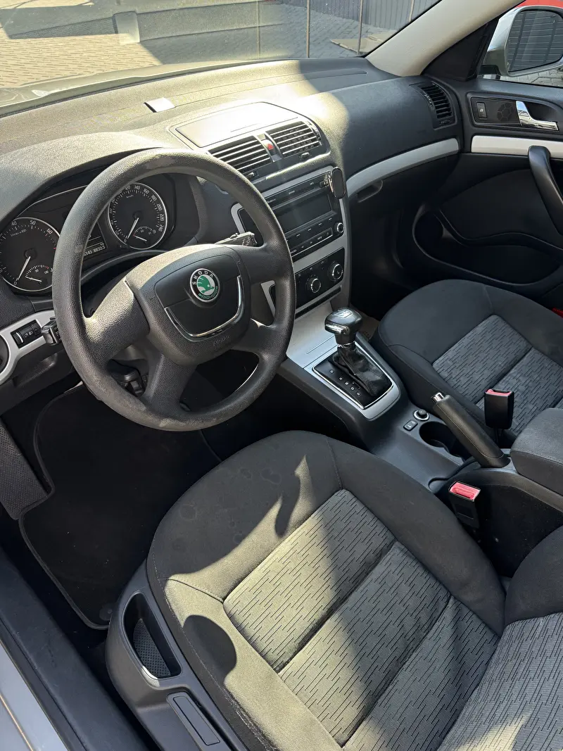 Skoda Octavia 2010 фото 6