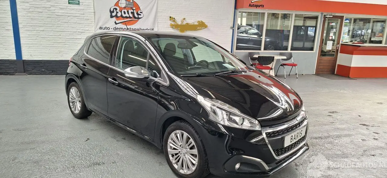 Peugeot 208 2017 фото 3