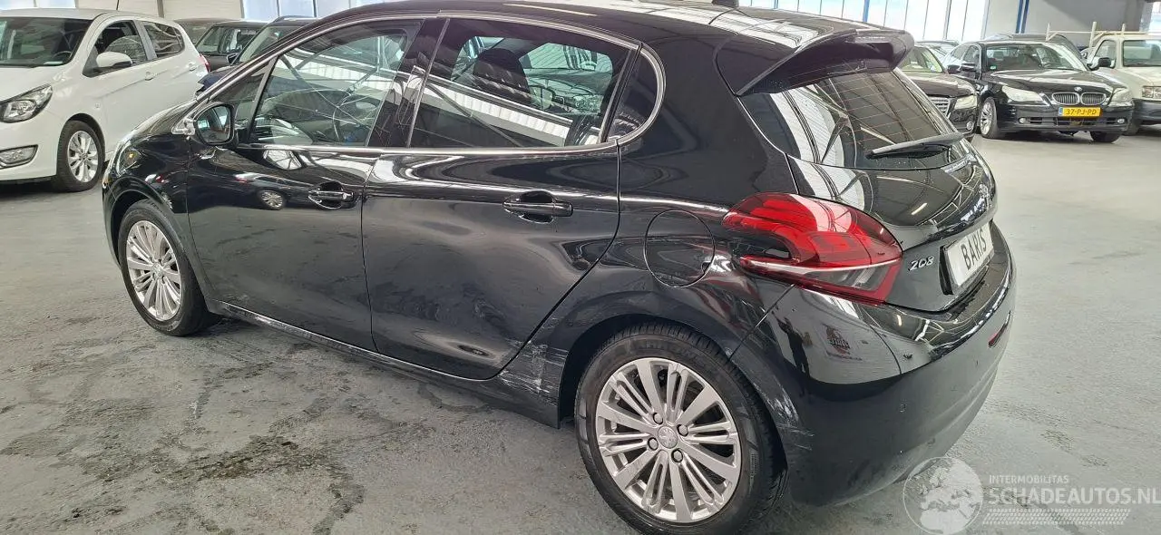 Peugeot 208 2017 фото 6