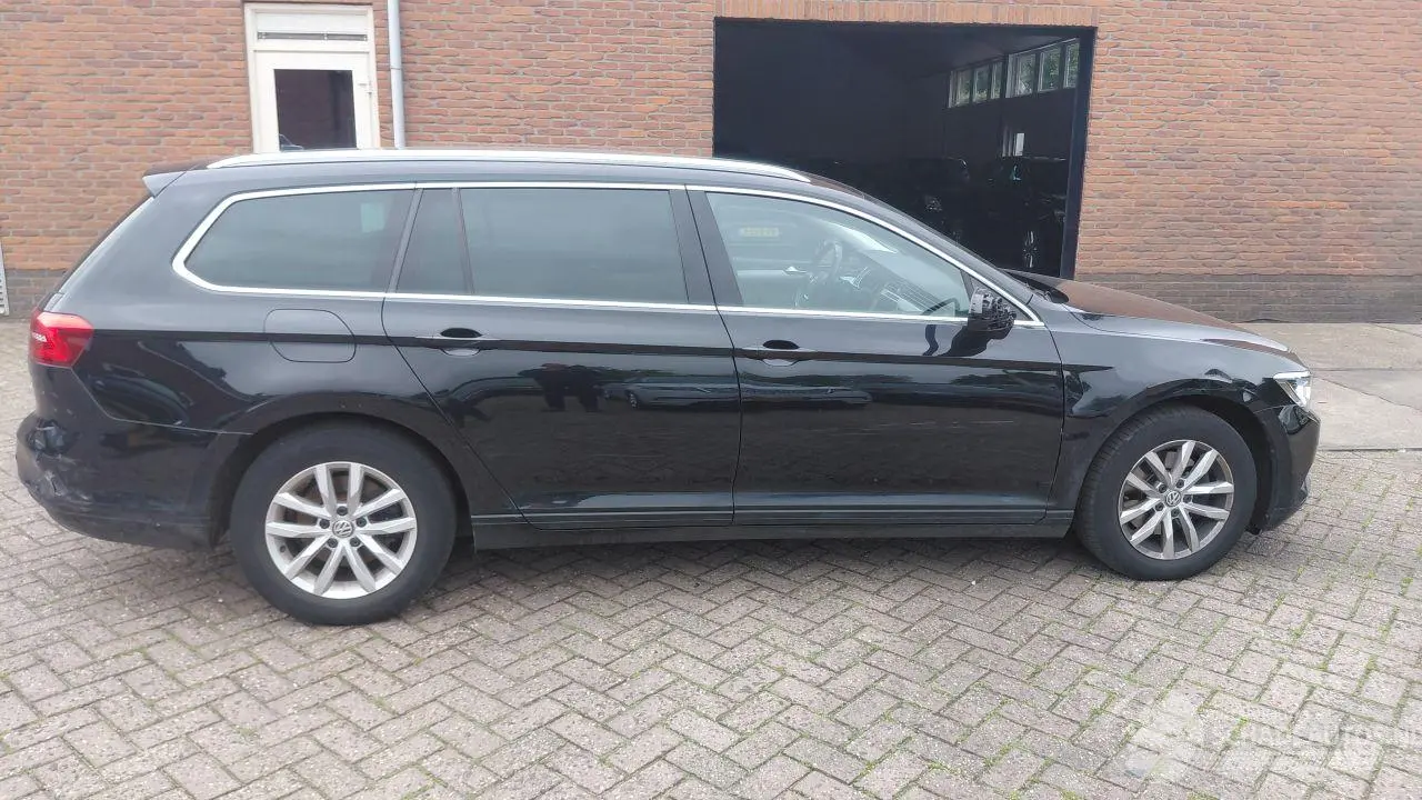 Volkswagen Passat 2019 foto 1