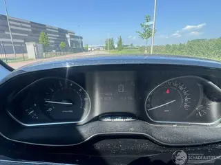 Peugeot 2008 2017 фото 10