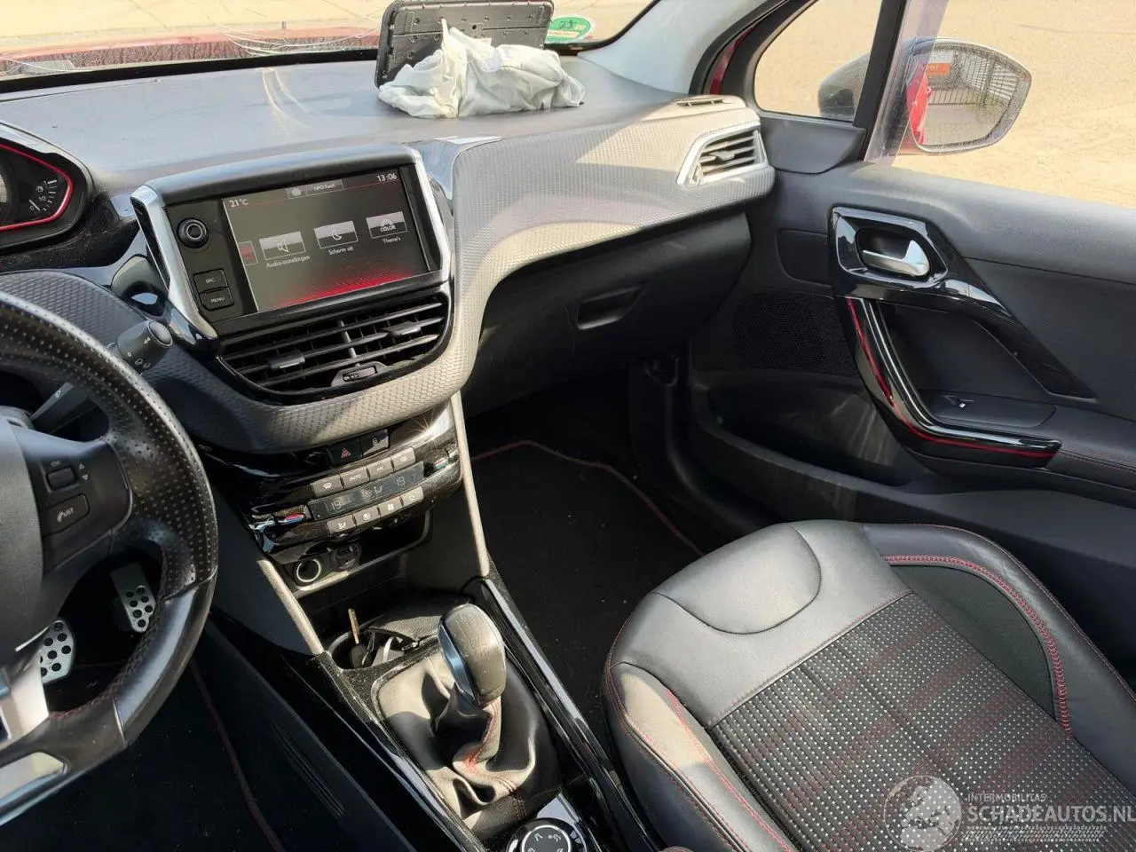 Peugeot 2008 2017 фото 10