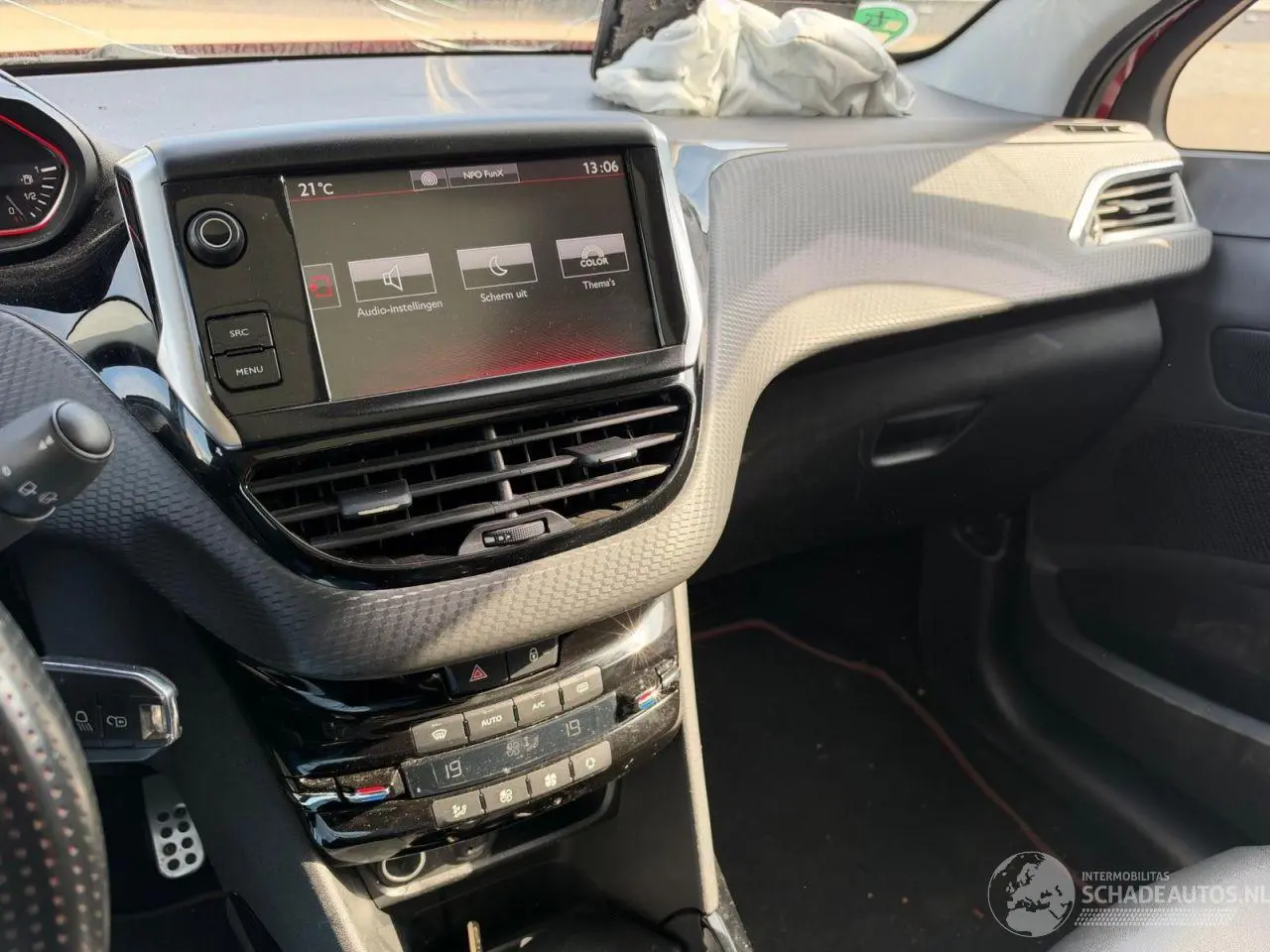 Peugeot 2008 2017 фото 12