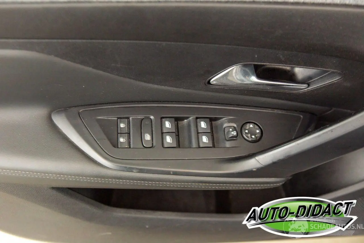Peugeot 308 2023 фото 11