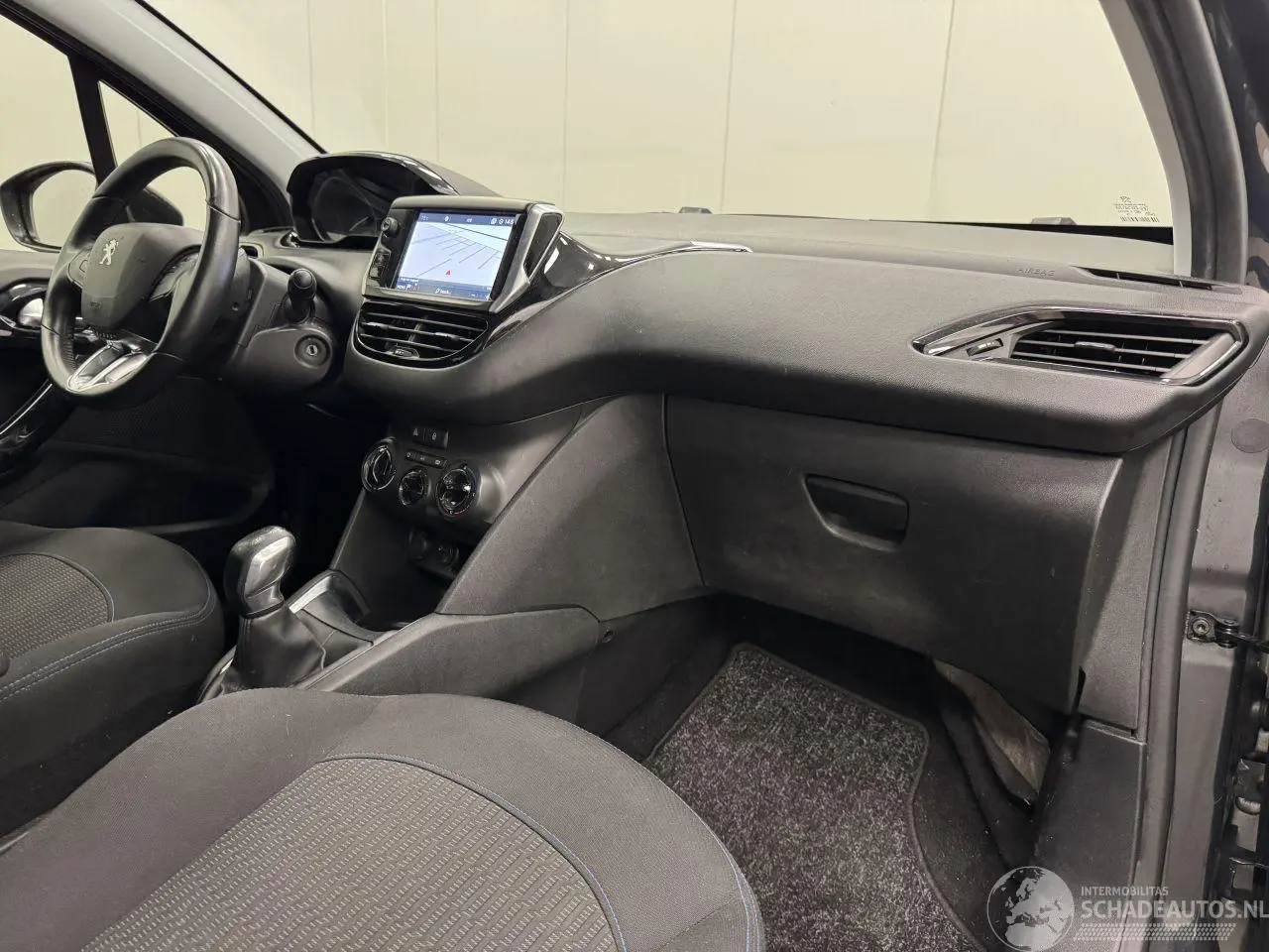 Peugeot 208 2019 фото 12