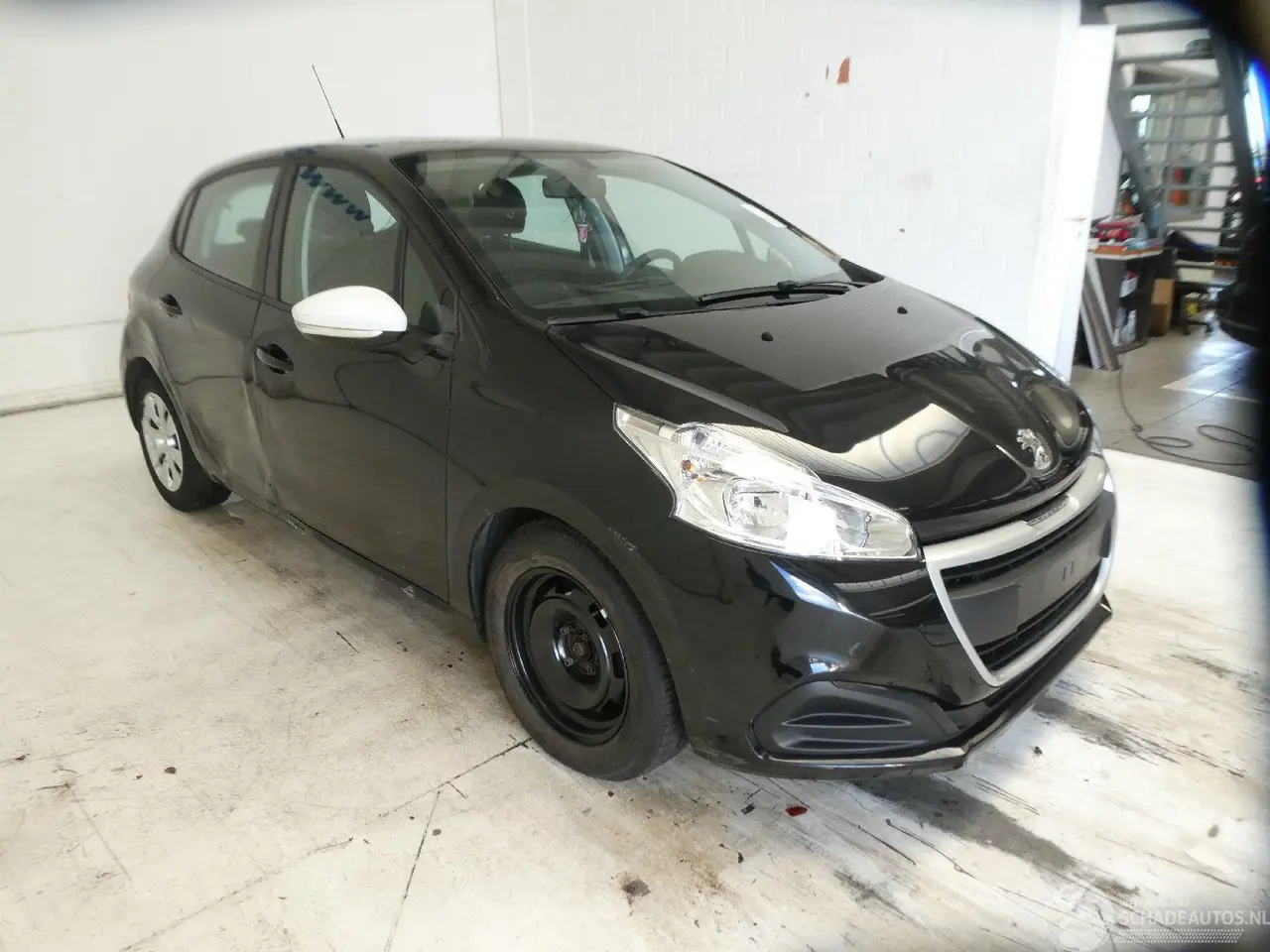 Peugeot 208 2017 фото 12