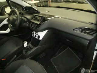 Peugeot 208 2018 фото 11